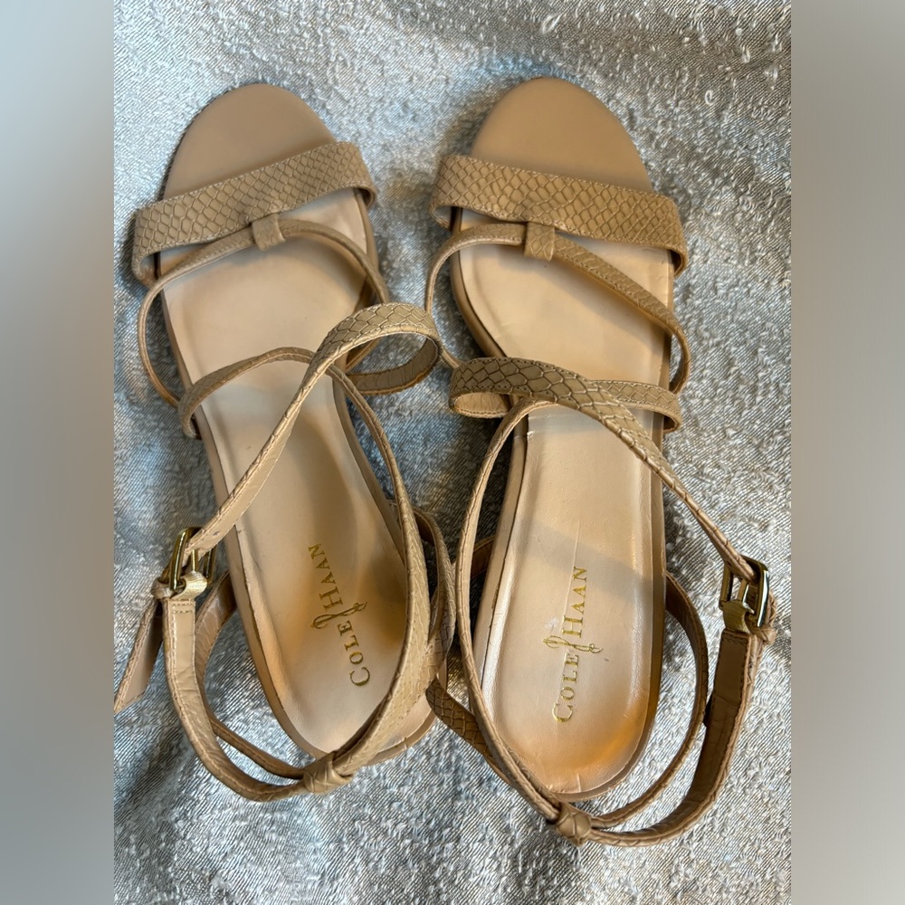 Cole Haan Textured Strappy Tan 1.5" Wedge Leather Sandal Size‎ 8 - Picture 3 of 9